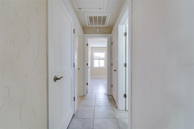 Building Photo - 553 72nd Ave