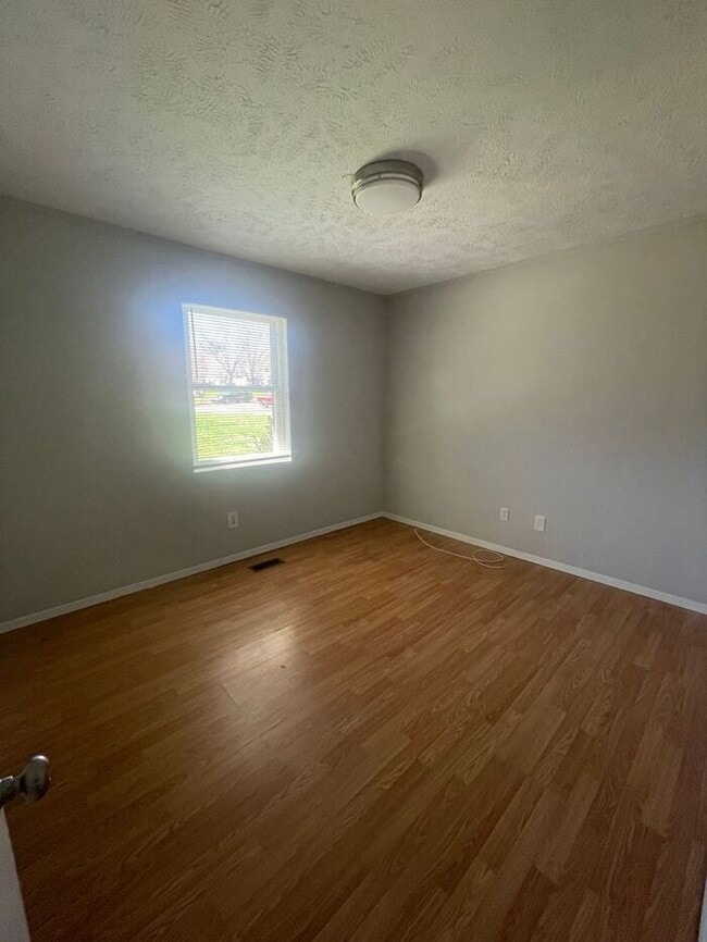Building Photo - Two Bed/One Bath Centrally Located to West...