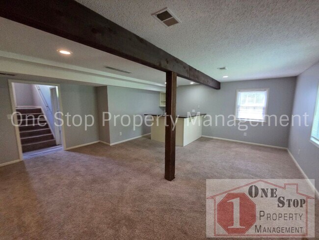 Building Photo - 4 Bedroom, 2.5 Bathroom Home in North Kansas City, Missouri