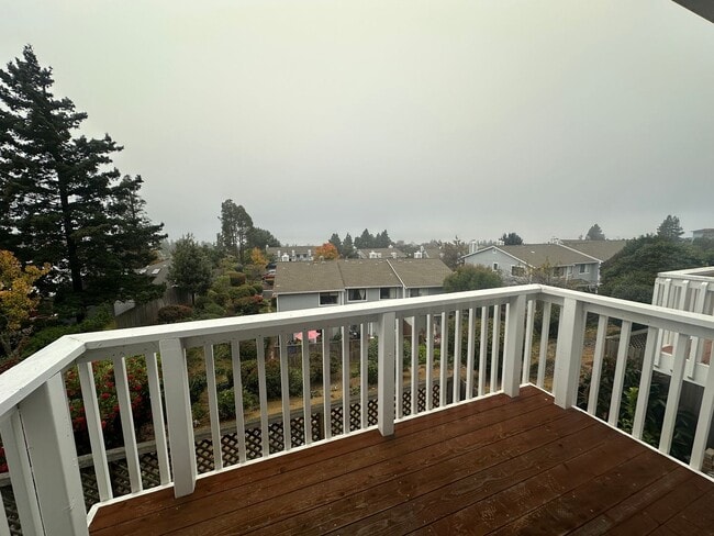 Building Photo - Three bedroom Clearview Circle Condo!