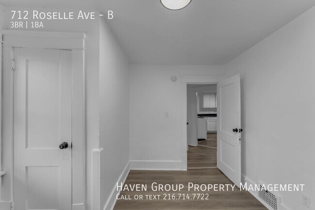 Building Photo - 712 Roselle Ave