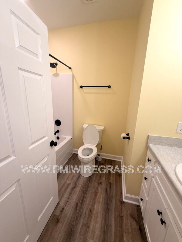 Building Photo - 326 Golf View Dr