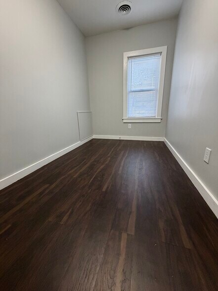 Building Photo - 142 Elm St