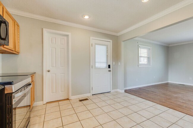 Building Photo - 606 Pine Ridge Rd