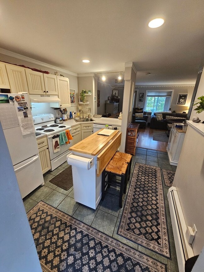 Building Photo - Spacious Portland 3BD/1.5BA Townhouse w/Deck