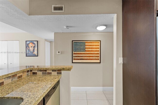 Building Photo - 1150 Collins Ave