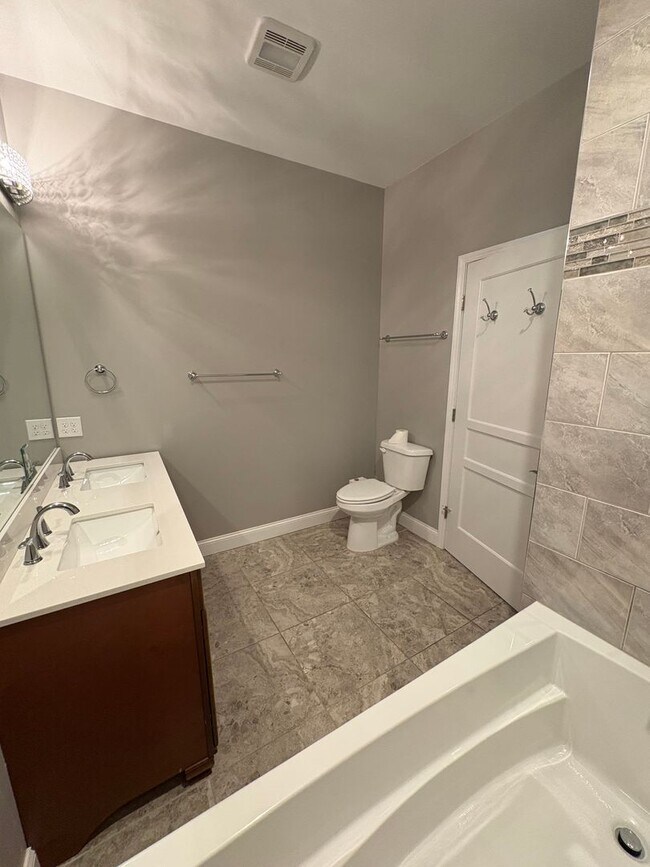 Building Photo - Welcome to your new home in the heart of S...
