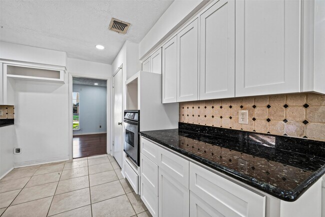 Building Photo - 3910 Chile Dr