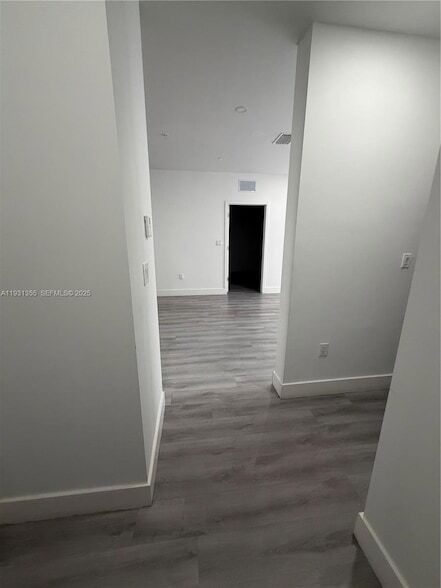 Building Photo - 853 E 24th St