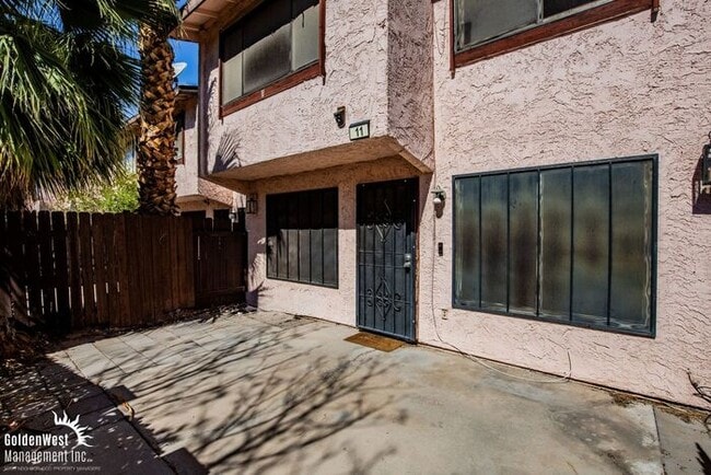 Building Photo - Modern 2Bdm 1.5Ba Townhome in Central Las ...