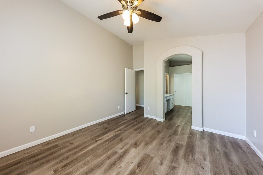 Building Photo - 8338 W Bluefield Ave