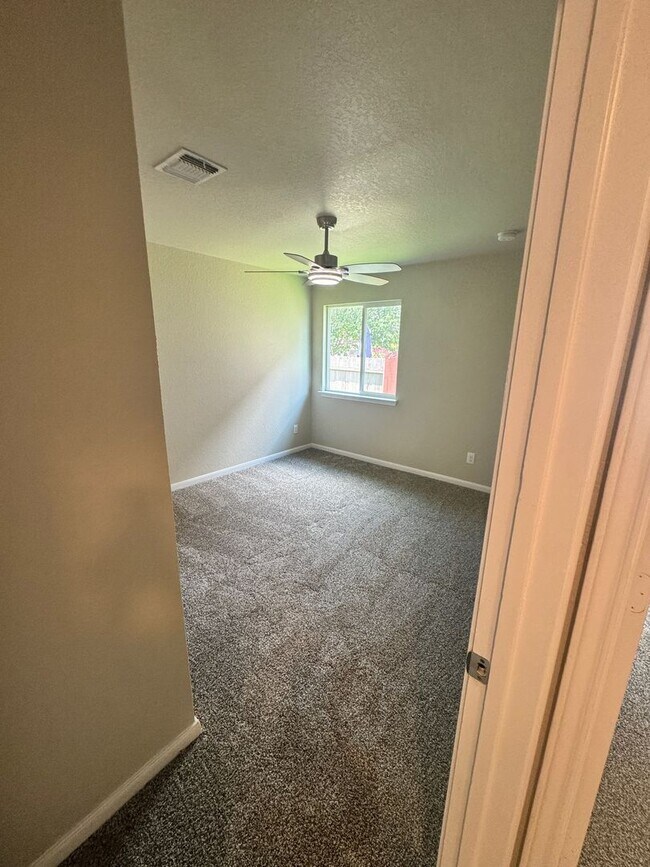 Building Photo - Ready for MOVE-IN - Very Nice- 1 Story 3 B...
