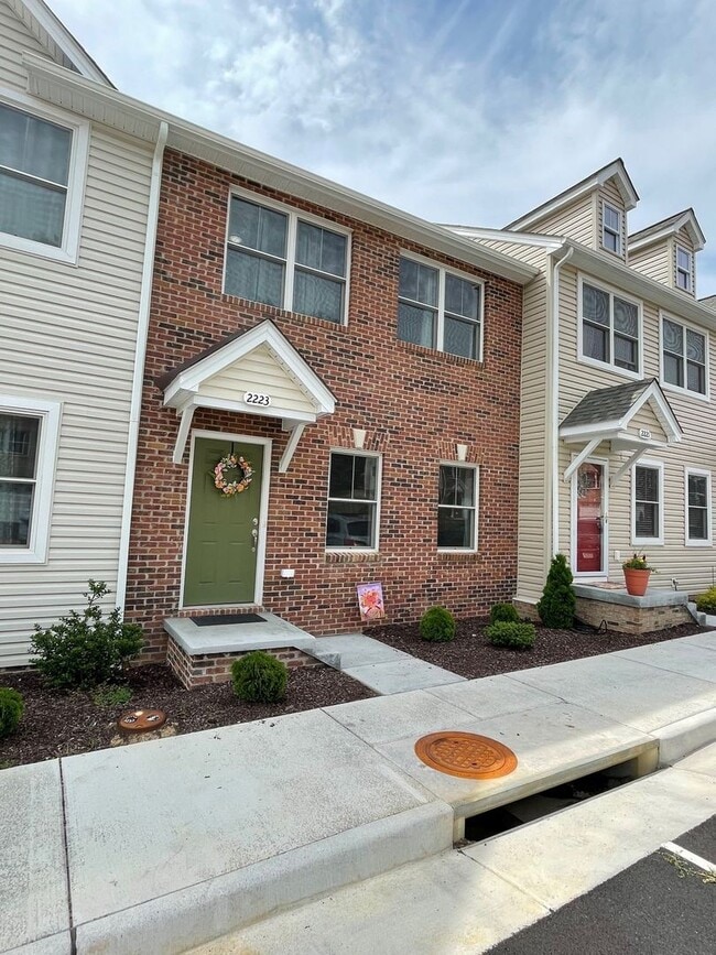 Building Photo - Spacious Luxury Townhome! Outstanding Location!