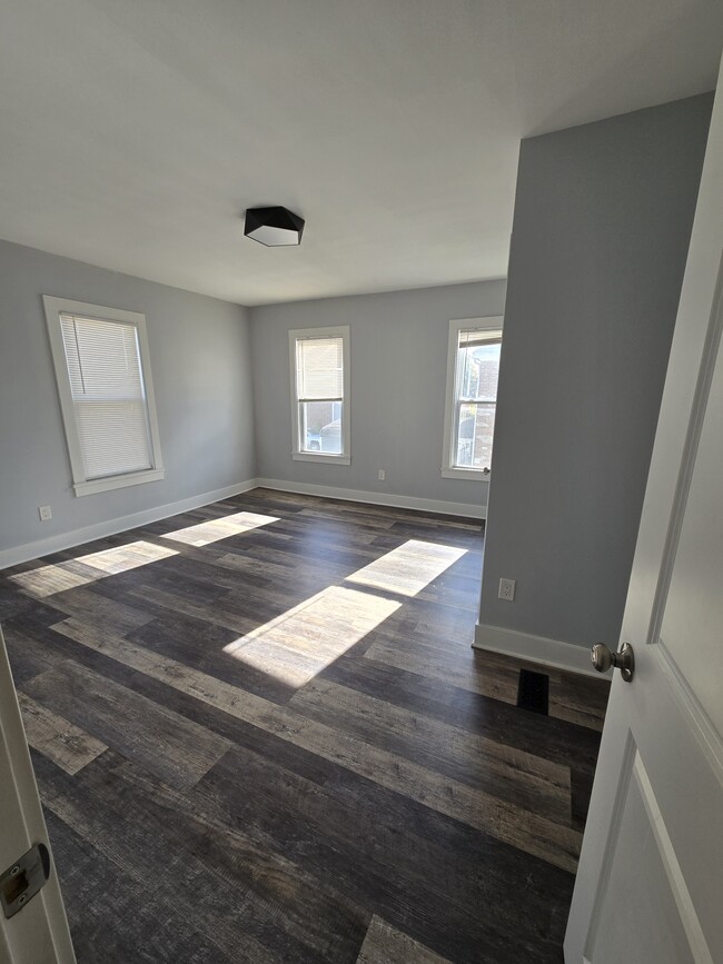 Master Bedroom from Entry - 594 E Sycamore St