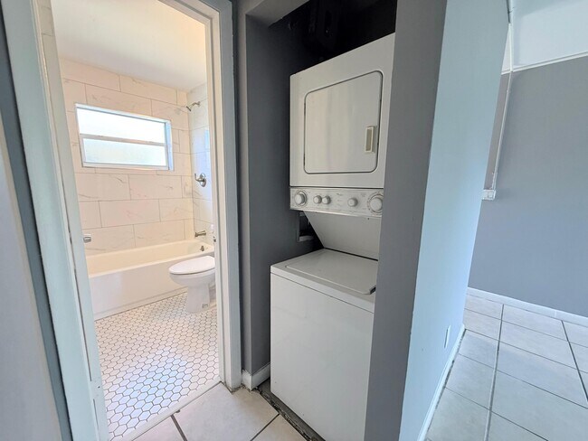 Building Photo - 815 2nd St