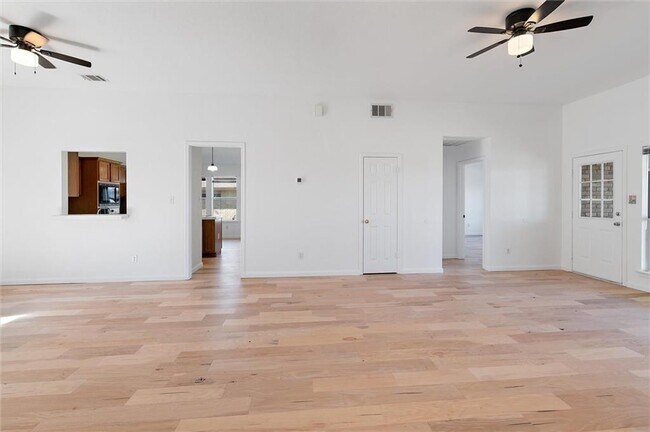 Building Photo - 2906 Greenlawn St