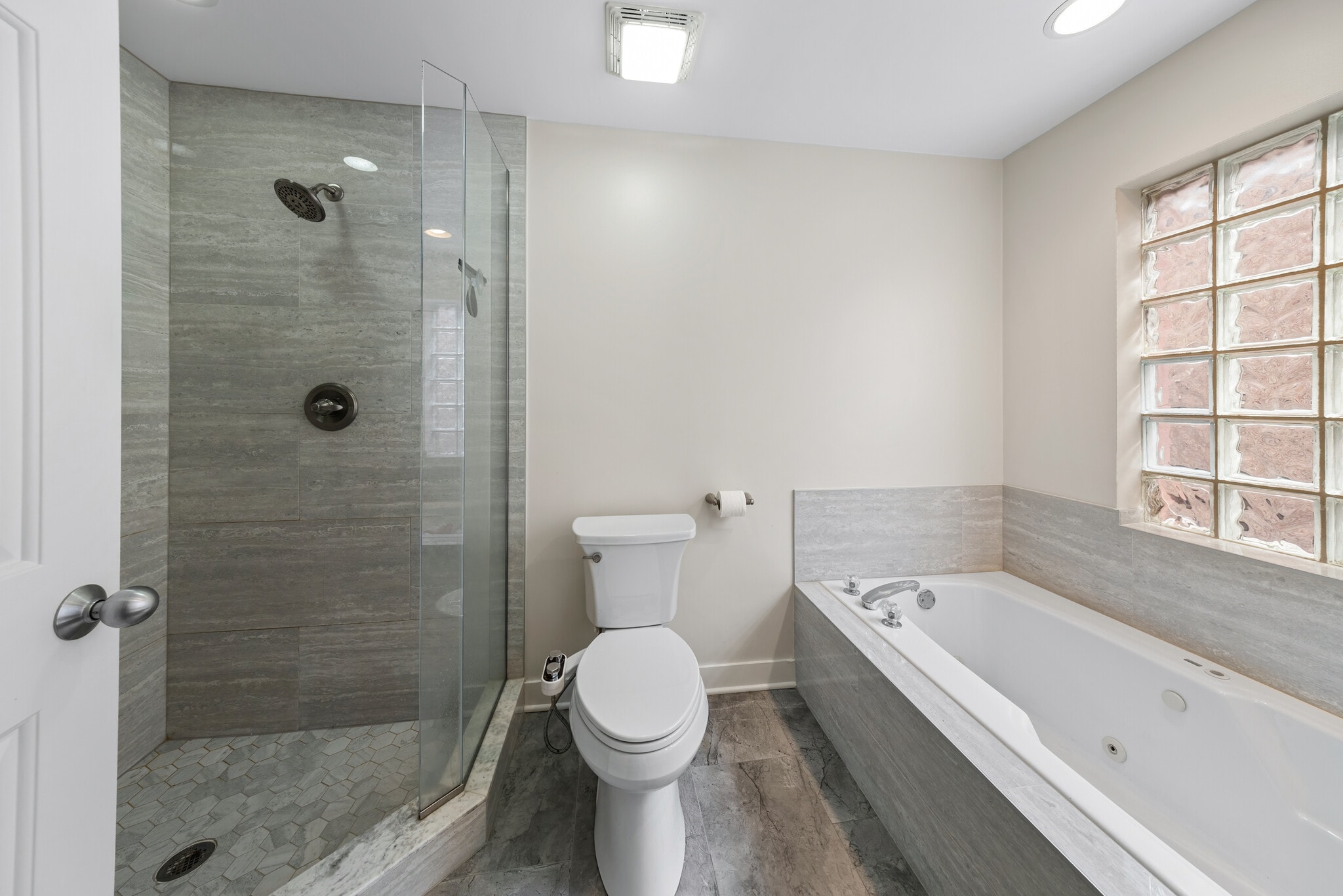 Building Photo - 811 W Superior St