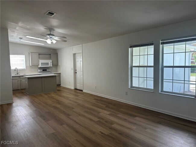 Building Photo - 121 NE 11th Pl
