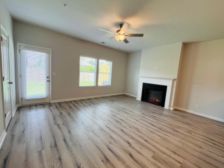 Building Photo - 11707 Chatham Dr