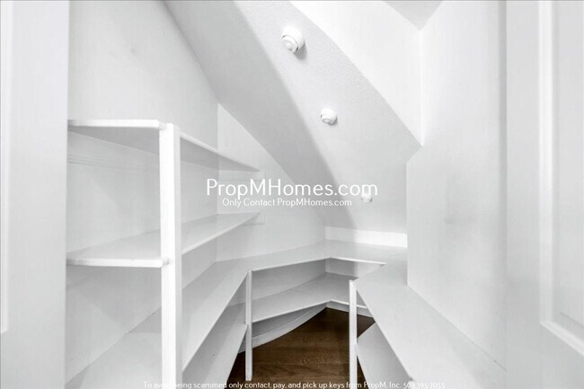 Building Photo - 17981 SW Meadowlark Ln