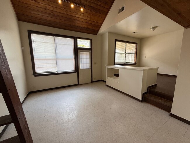 Building Photo - Cozy Efficiency with private backyard