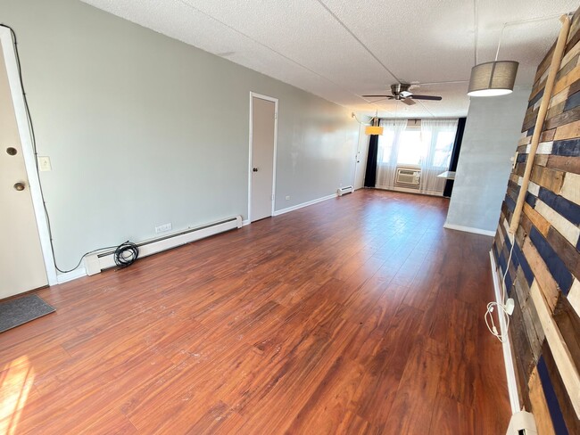 Building Photo - Spacious 2 bedroom, 1 bathroom condo apartment on third floor
