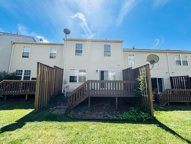 Building Photo - 3 Bedroom 2.5 Bath Townhouse