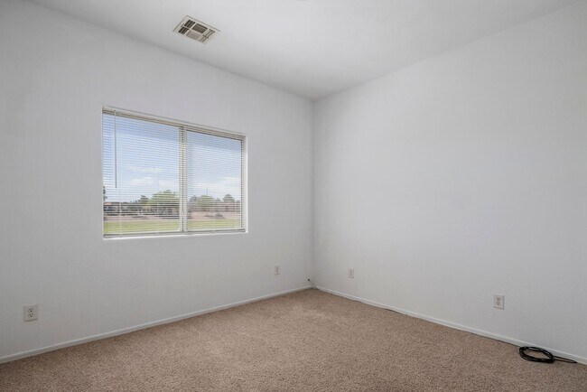 Building Photo - Beautiful 3 bedroom patio home with open f...