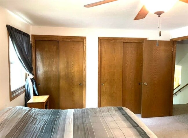 Building Photo - 2 Bed 1.5 Bath Townhome with 2 stall garage.