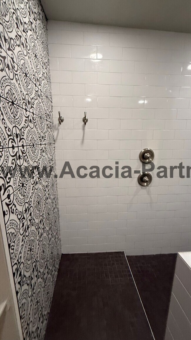 Building Photo - Three Bedroom Townhome