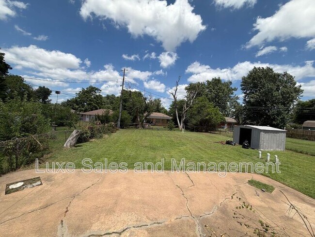 Building Photo - 221 E Kerr Dr