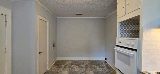 Building Photo - Available Now! Charming 1-Bedroom, 1-Bath ...