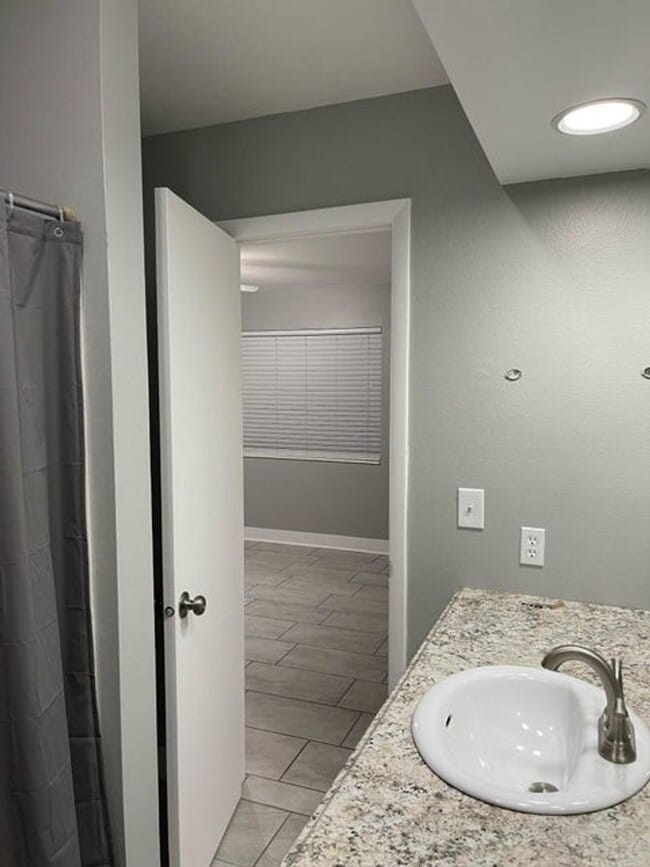 Building Photo - Beautifully Updated 2 Bed Townhome with Pool Access