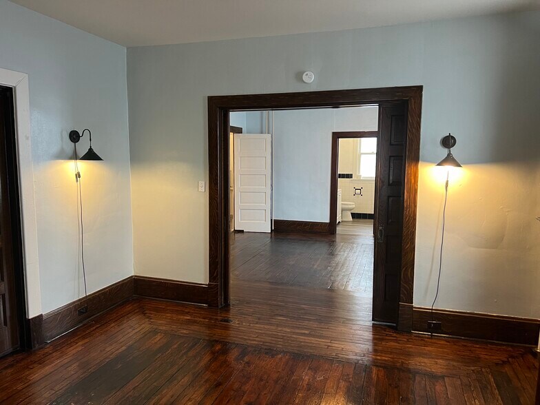 Building Photo - 201 Thompson St