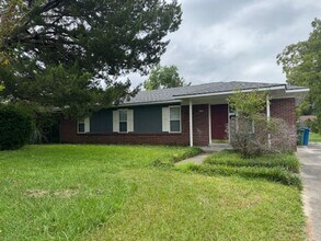 Building Photo - CREEKWOOD