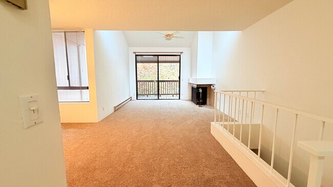 Building Photo - 2101 Shore Line Dr