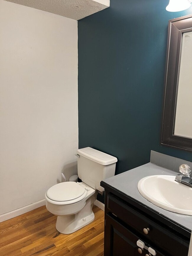 Building Photo - 3 bed 2.5 bath townhome off Bob Billings!