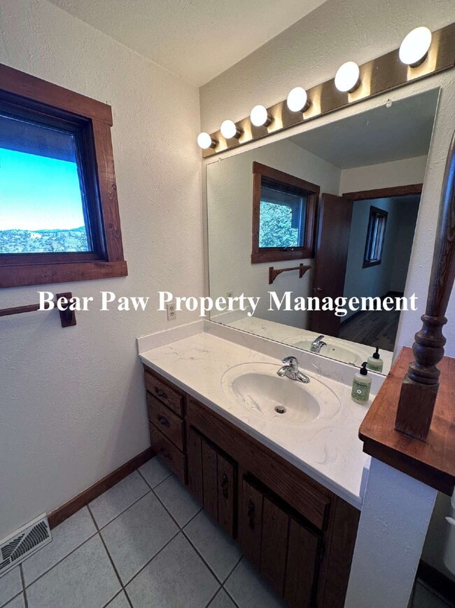 Building Photo - "Charming Floyd Hill Retreat: 3-Bed, 3-Bath on Clear Creek Road!"