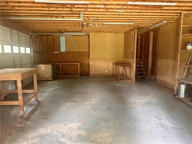 Building Photo - 2805 Pine Hill Dr