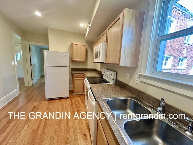 Building Photo - 1518 Wautauga St SW