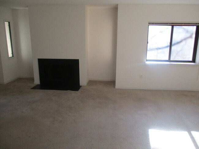 Building Photo - Beautiful 3 Bedroom Condo in Columbia!