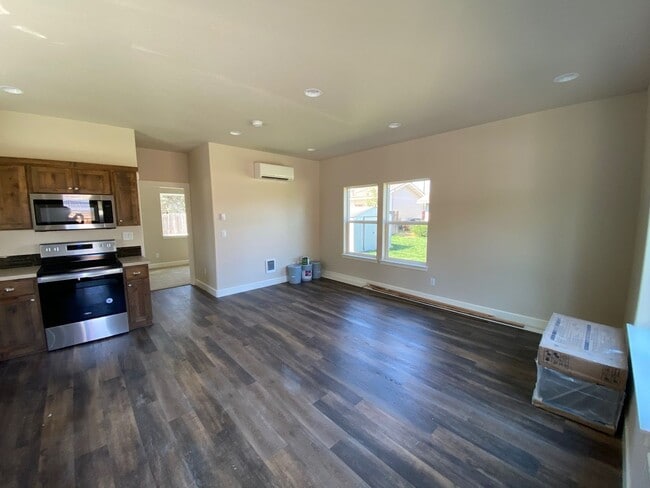 Building Photo - 1444 NW Canyon Dr