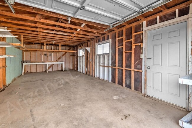 Building Photo - PET FRIENDLY CENTRALLY LOCATED ON ONE ACRE