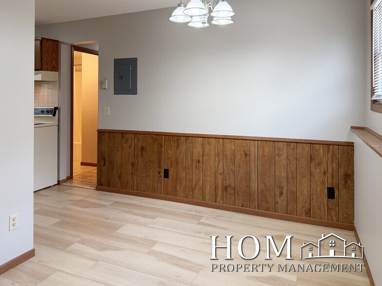 Building Photo - 1701 Pleasant View Dr