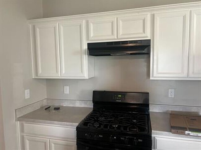 Building Photo - Modern 3-Bedroom Home with Spacious Backya...