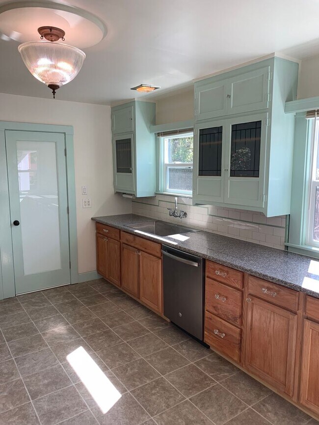 Building Photo - Memorial Hospital 2 bedroom 2 bathroom hom...