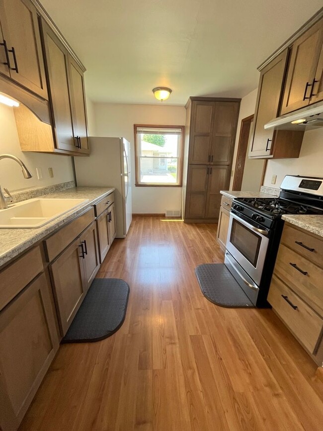 Building Photo - East Side 2 Bed/2 Bath w/ Bonus Room!