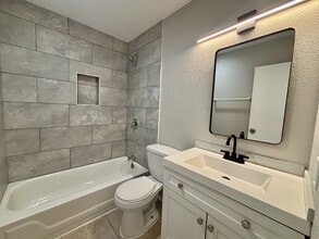 Building Photo - Updated Upstairs 2 Bed | 1 Bath Apartment Near the Las Vegas Strip