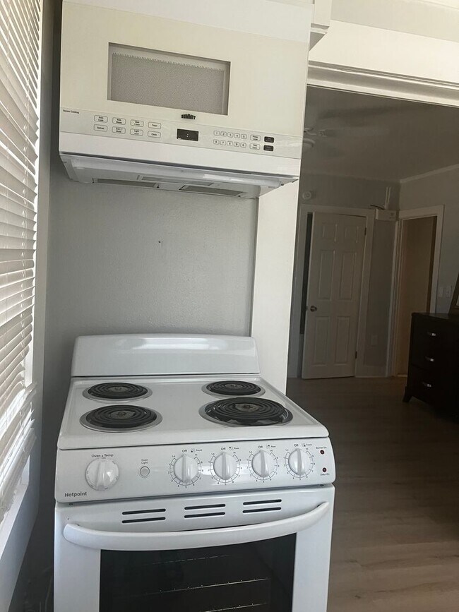 Building Photo - Cute one bedroom