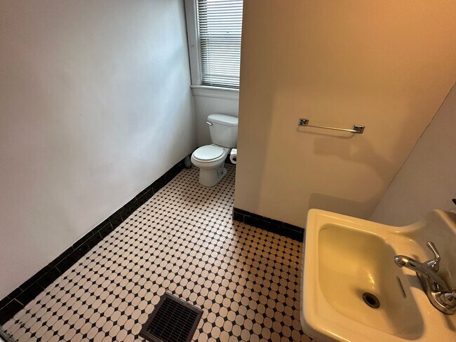 Building Photo - 213 S Aiken Ave